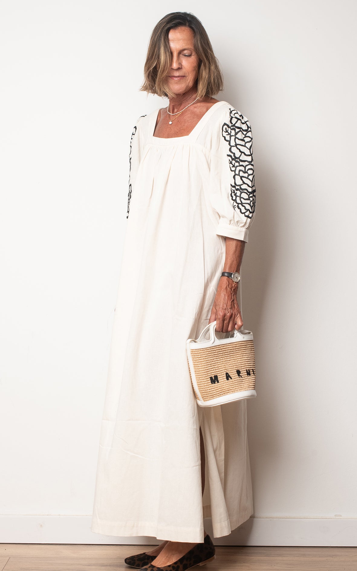 Vestido blanco bordados negros