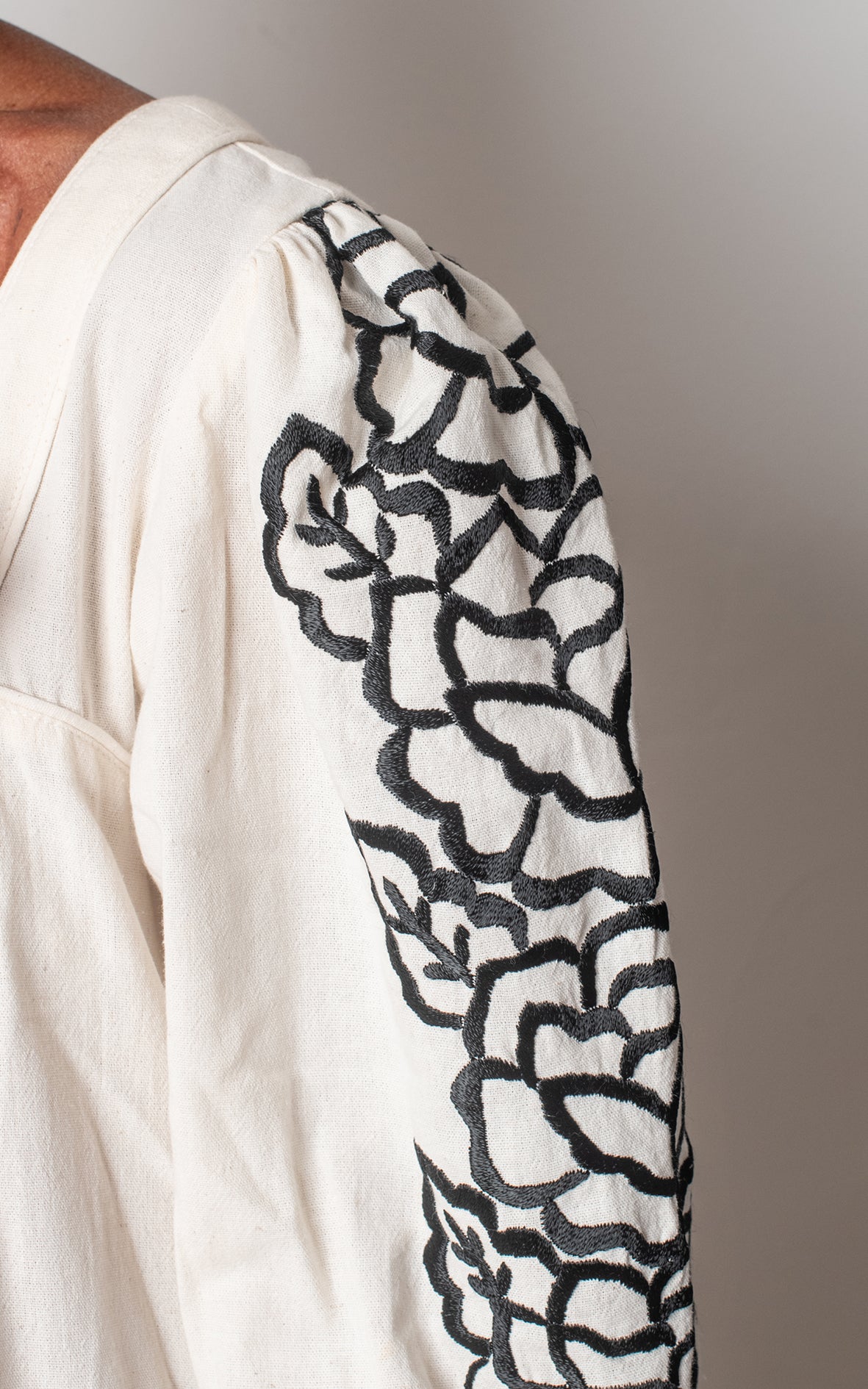 Vestido blanco bordados negros