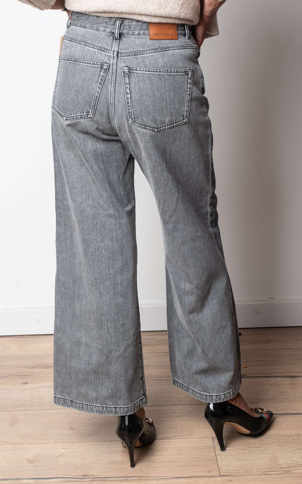 Pantalón gris ancho