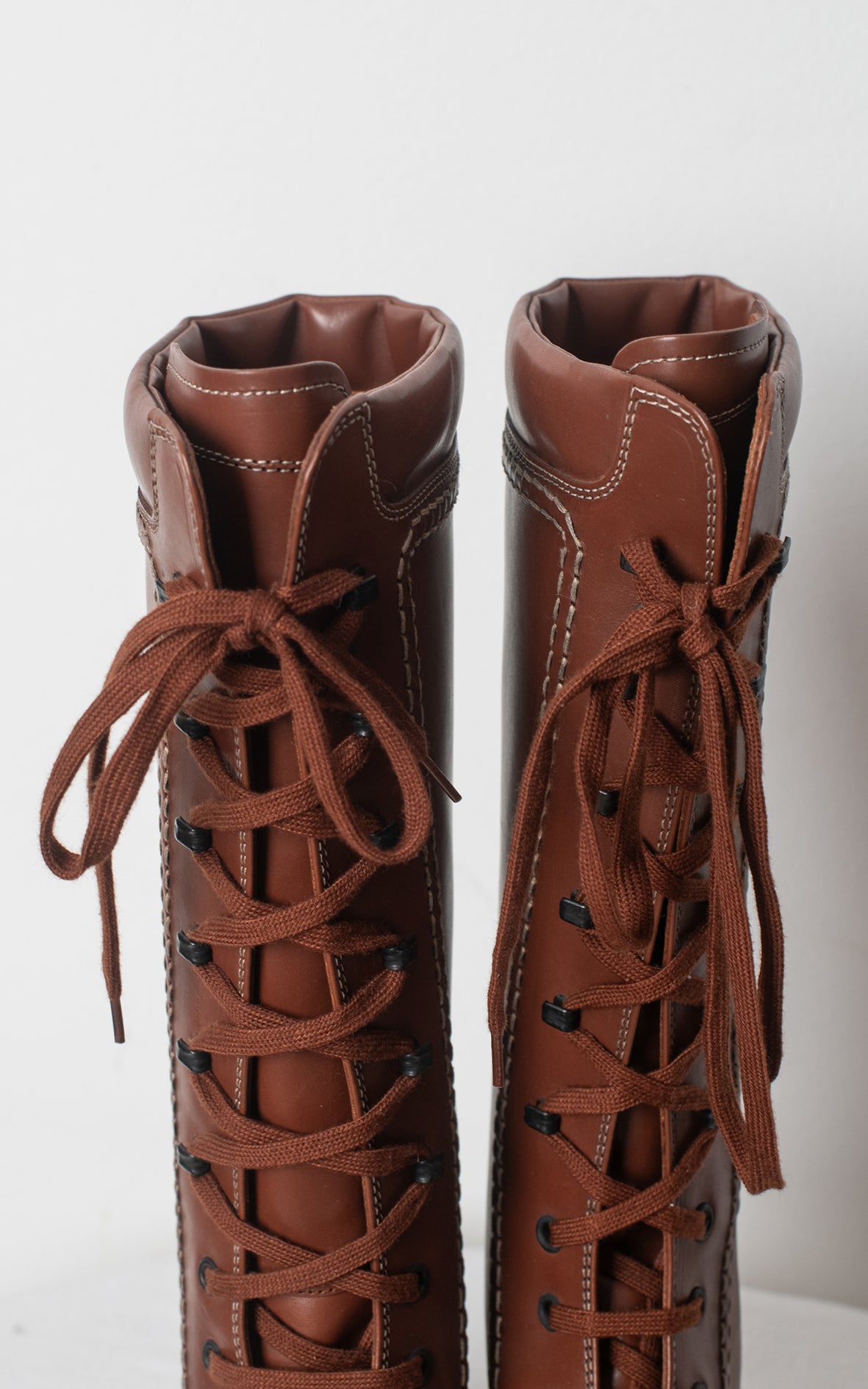 Botas altas de cordones