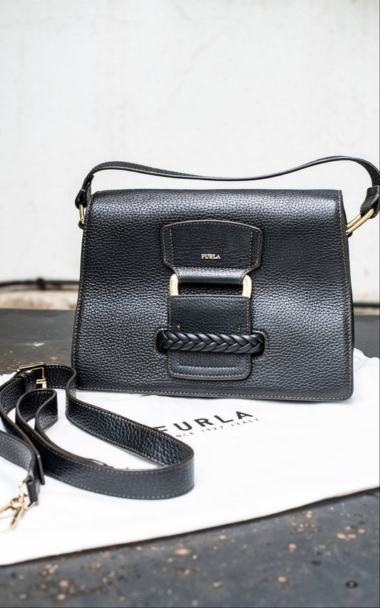 Bolso negro con cierre trenzado