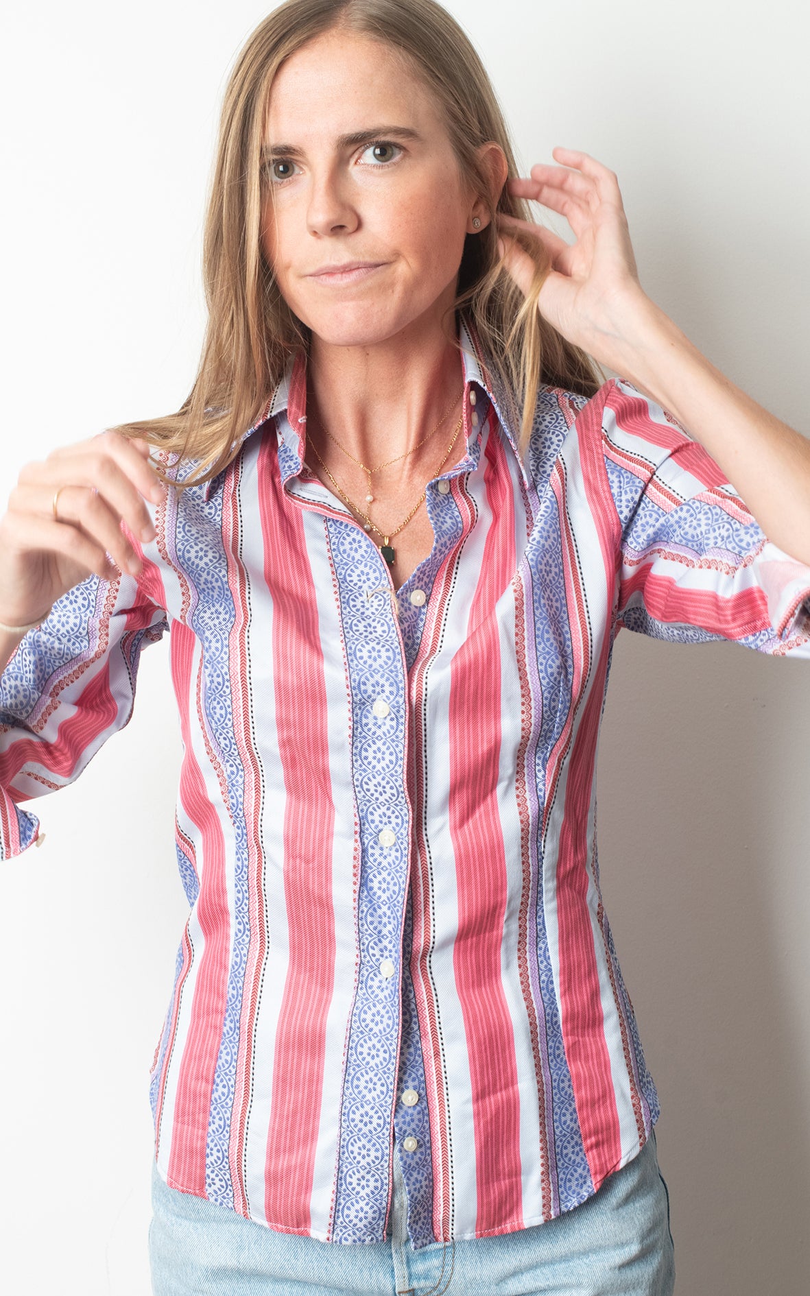 Camisa de rayas y amebas azul y coral